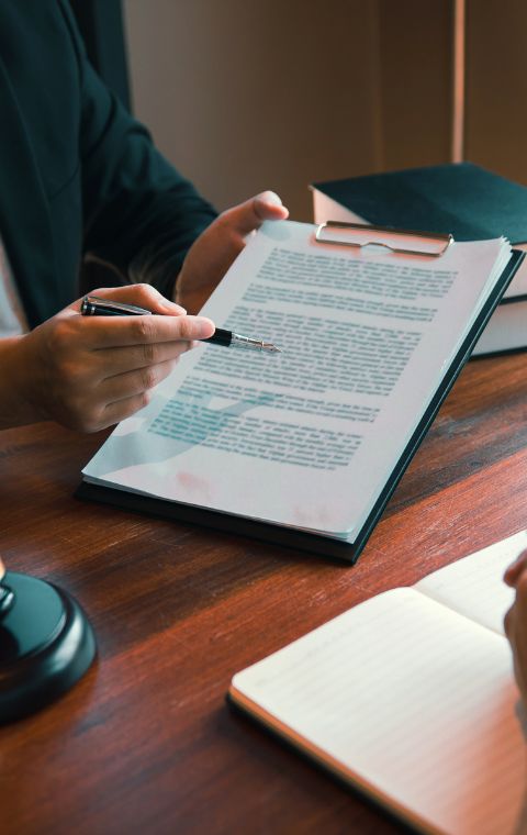 Imagem de alguns canos azuis no teto de um edifício em construção